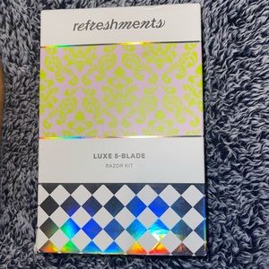 Ipsy refreshments razor LUXE 5-BLADE
RAZOR KIT • Built-in soothing strip